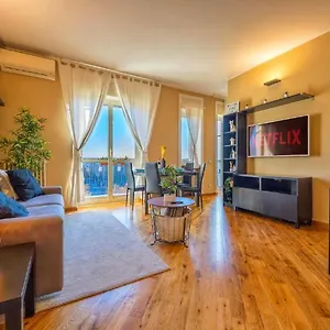 Apartment Sunny & Updated Flat With Panoramic View 50m From M4 Stop, Milan